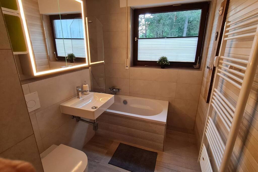 Pool, Sauna & Schwarzwald-Idylle Apartman Unterkirnach Kültér fotó